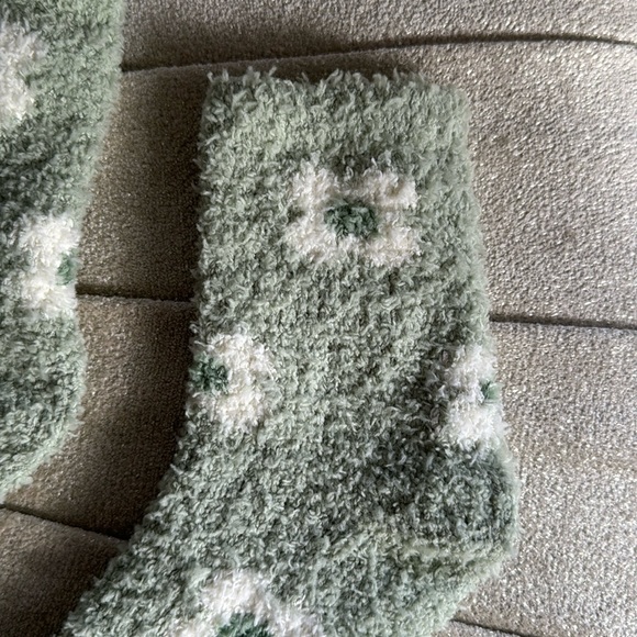 3/$15 Brand New Plush Floral Daisy Cozy Socks - Picture 3 of 4